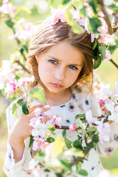 Retrato Uma Menina Bonita Jardim Primavera Flores Seu Cabelo — Fotografia de Stock