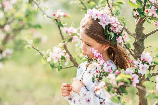 Πορτρέτο Ενός Όμορφου Κοριτσιού Ανοιξιάτικο Κήπο Λουλούδια Στα Μαλλιά Σου — Φωτογραφία Αρχείου