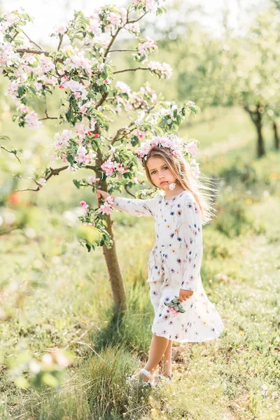 Menina Moda Posando Jardim Primavera — Fotografia de Stock