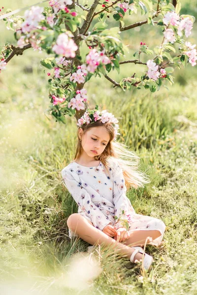 Menina Natureza Ela Está Usando Vestido Leve Flores Seu Cabelo — Fotografia de Stock