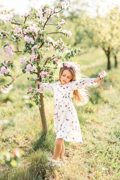 Modieus Meisje Poseren Het Voorjaar Tuin — Stockfoto