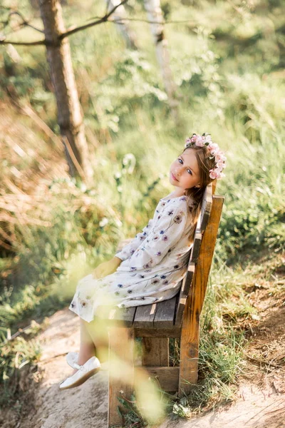 美丽的女孩正坐在海滩上的长椅上 自然的夏季照片 — 图库照片