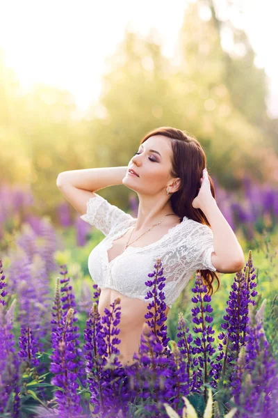 Портрет Красивої Жінки Полі Фіолетовими Квітами Літо Сонячне Фото Молодою — стокове фото