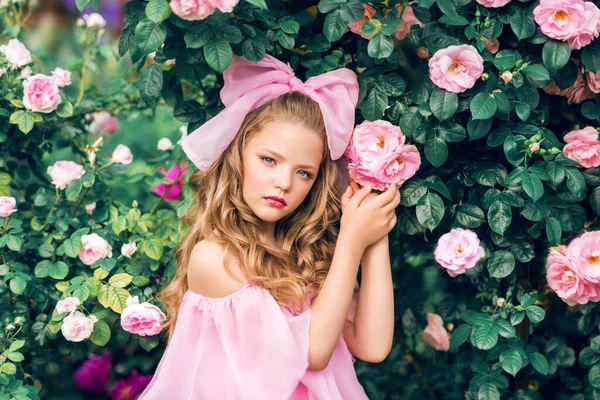 Retrato Una Niña Vestido Rosa Con Gran Lazo Entre Flores — Foto de Stock