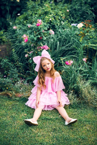 Menina Vestido Rosa Com Arco Cabeça Jardim Rosas Menina Boneca — Fotografia de Stock