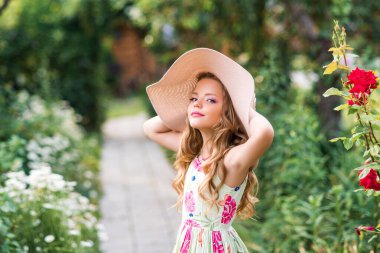 Yazın şapkalı güzel bir kızın portresi..