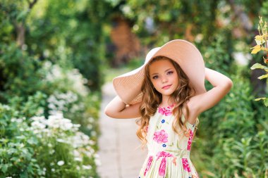 Yazın şapkalı güzel bir kızın portresi..
