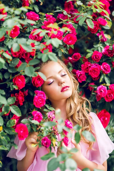 Tyttö Vaaleanpunainen Mekko Rehevä Puutarha Keskellä Ruusuja — kuvapankkivalokuva