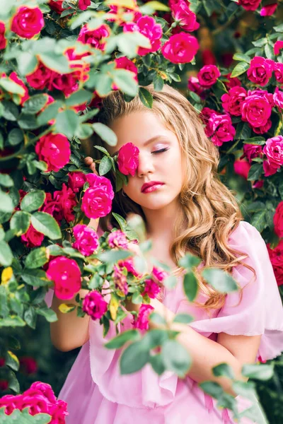 Girl Pink Dress Lush Garden Roses — Stock Photo, Image
