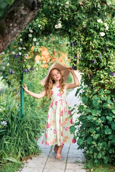 Menina Caminha Jardim Verão Criança Verão Natureza — Fotografia de Stock