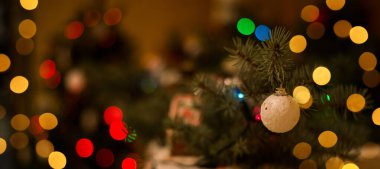 Bokeh. Noel piyasası bulanık. Yılbaşı ağaçlarının, ışıkların, aydınlanmanın bulanık arkaplanı. Bokeh soyut dokusu