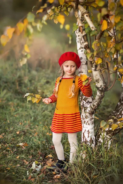Ein Kleines Mädchen Mit Roter Mütze Steht Einem Baum Ein — Stockfoto