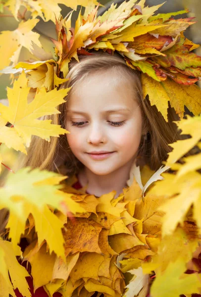 Retrato Uma Menina Folhas Outono — Fotografia de Stock