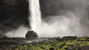 İzlanda 'da güzel bir şelale