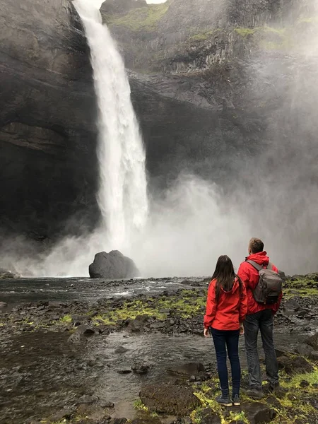 Dvojice Dívá Nádherný Islandský Vodopád — Stock fotografie
