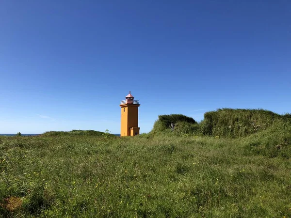 明亮的灯塔在海岸 — 图库照片