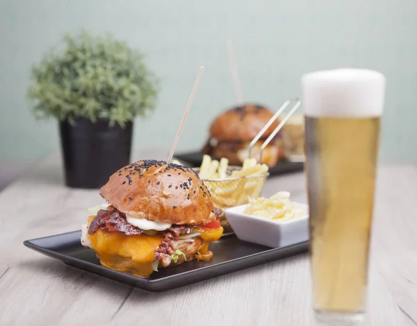 Breakfast, Burger, CheeseBurger, Fast Food, Food and Drink, Ham, Snack, american food, beer and sandwich, beer glass, Burger close-up, food, Food and Drink, french fries, Freshness, gastronomy, melted cheese, Beer, Sandwich,