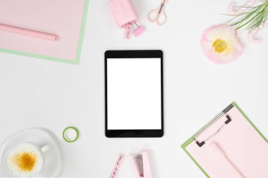 Dijital tabletli kadınsı iş yeri modeli