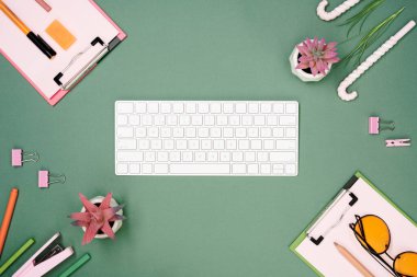 Panosu ve klavyesi olan iki kişi için çalışma alanı modeli