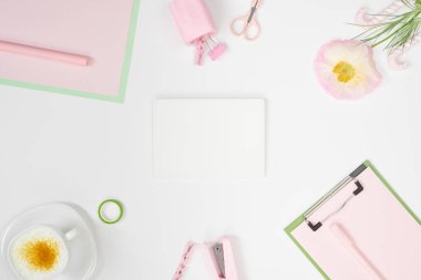 Düzenleyici ve durağan ile kız işyeri modeli