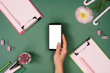 Kadın takım çalışma alanı modelleme düz üst görünüm yatıyordu