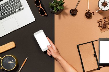 Üst görünüm ofis masası modeli ve insan eli düz yatıyordu