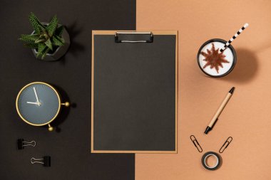 Ofis masasının üstündeki panonun maketi.