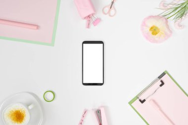 Kadınsı iş yeri telefon ile düz uzanma düzenleme