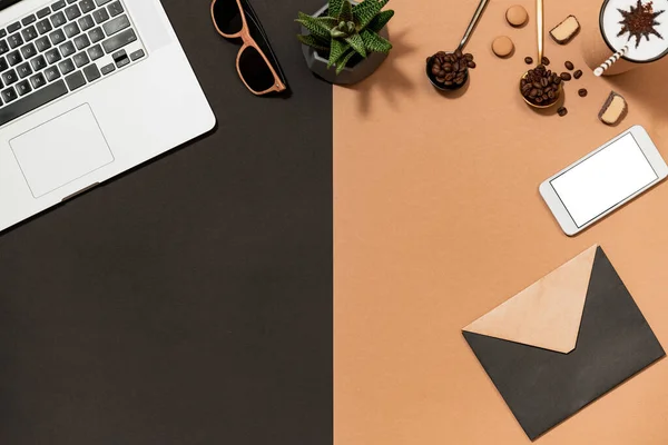 Workspace coffee design mockup with closed envelop — Stock Photo, Image