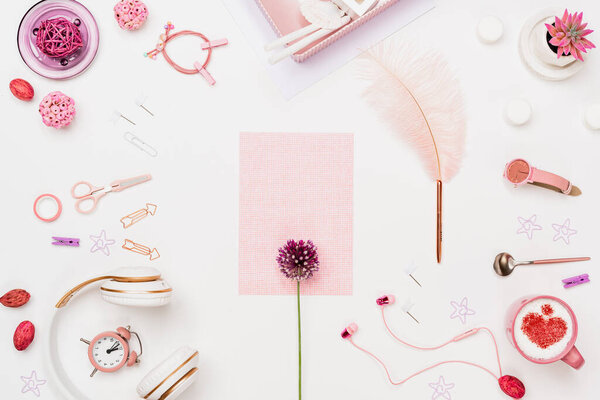 Рабочее место женщины стол с сеткой бумаги, розовый цветок