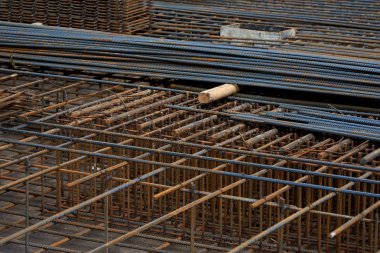 Paslı demir kafes beton temeli güçlendirmek. İnşaat süreci.