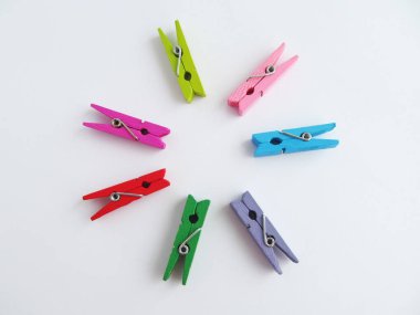 clothespins beyaz bir arka planda dekoratif