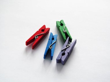 Işık arka planda dört renkli clothespins