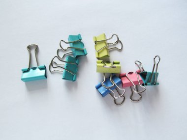 Hafif arka planda çok renkli klipler