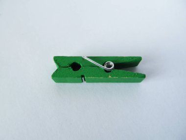 Hafif arka planda yeşil bilezik