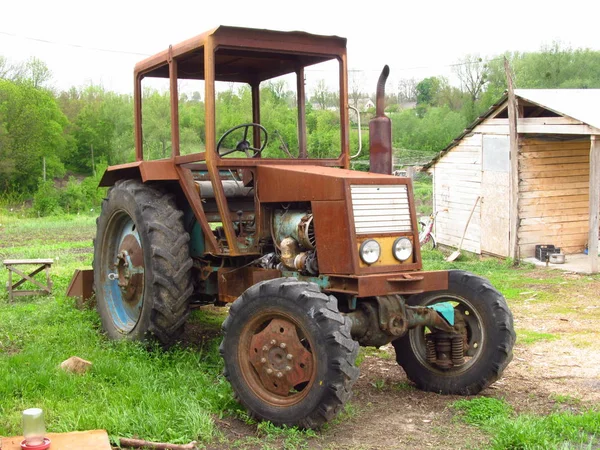 Een Oude Tractor Een Roestig Lichaam Een Houten Kamer Een — Stockfoto