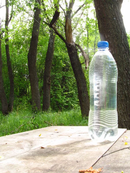 Una Botella Agua Transparente Una Mesa Vieja Madera Aire Fresco — Foto de Stock