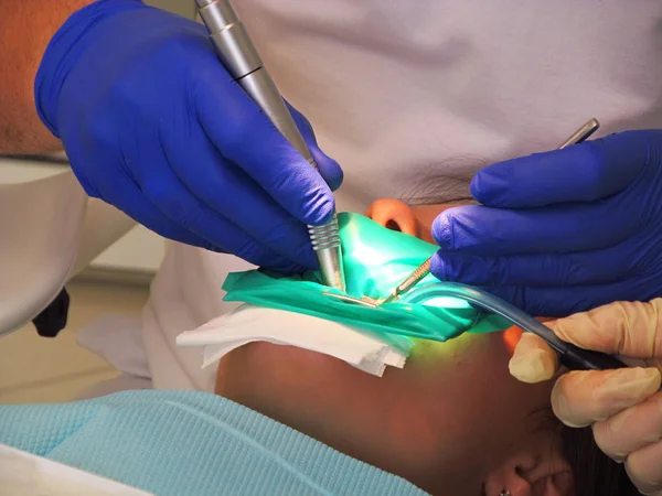 The process of teeth treatment for a young girl in a dental clin — Stock Photo, Image