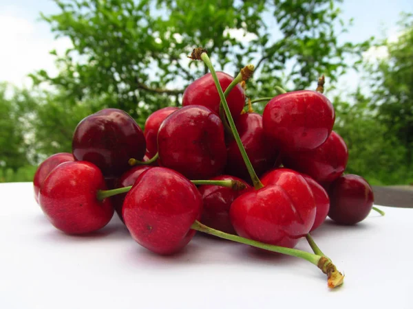 Fresh red cherries on a wooden table — Stock Photo, Image