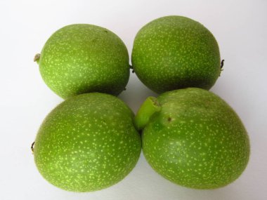 Beyaz bir arka plan üzerinde tuzlu ceviz bir grup. Yüksek iyot içeriği ile tıbbi oreg