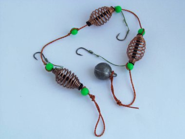 Beyaz arka planda avlanmak için sarmal koni besleyicileri, izole, yakın plan