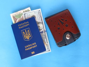 100 dolarlık Amerikan cüzdanı ve mavi arka plan pasaportu