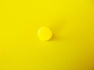 sarı arka planda sarı top