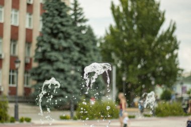 Ayak çeşmesinden su damlaları. Güneşli bir gün.