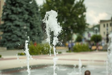 Ayak çeşmesinden su damlaları. Güneşli bir gün.