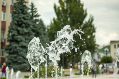 Ayak çeşmesinden su damlaları. Güneşli bir gün.