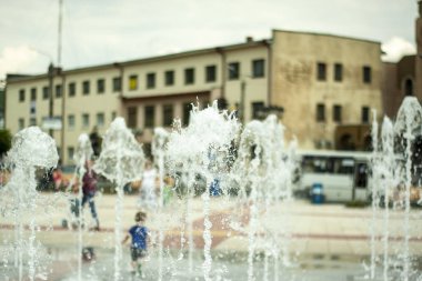 Ayak çeşmesinden su damlaları. Güneşli bir gün.