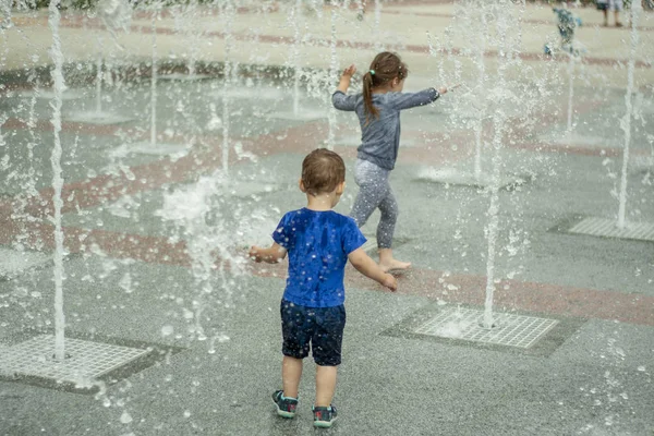 V létě sem chodí lidé s fontánami a baví se tekoucí vodou s holýma nohama. Černobílá fotografie s teplým slunečním přechodem — Stock fotografie