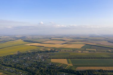 Yeşil orman, barış ve sessizlik arasında köy. Kuadometreden bir atış, kuş şairinin boyu..