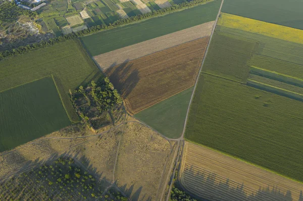 Figuras geométricas nos campos da fazenda na aldeia a partir da altura do olho do pássaro. Kvadrokopter fotos — Fotografia de Stock